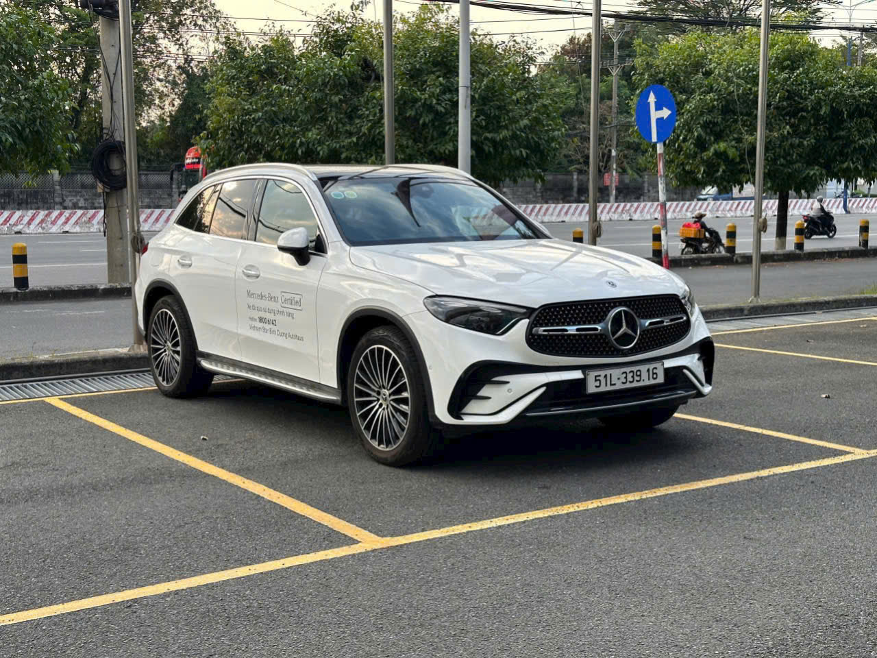 Mercedes-Benz GLC300 v1. Sx: 2023 đk: 2024. Xe siêu lướt chính hãng. Mua tiền mặt có xe đi tết ngay ah Tiết kiệm tiền ăn tết lên đến 250tr