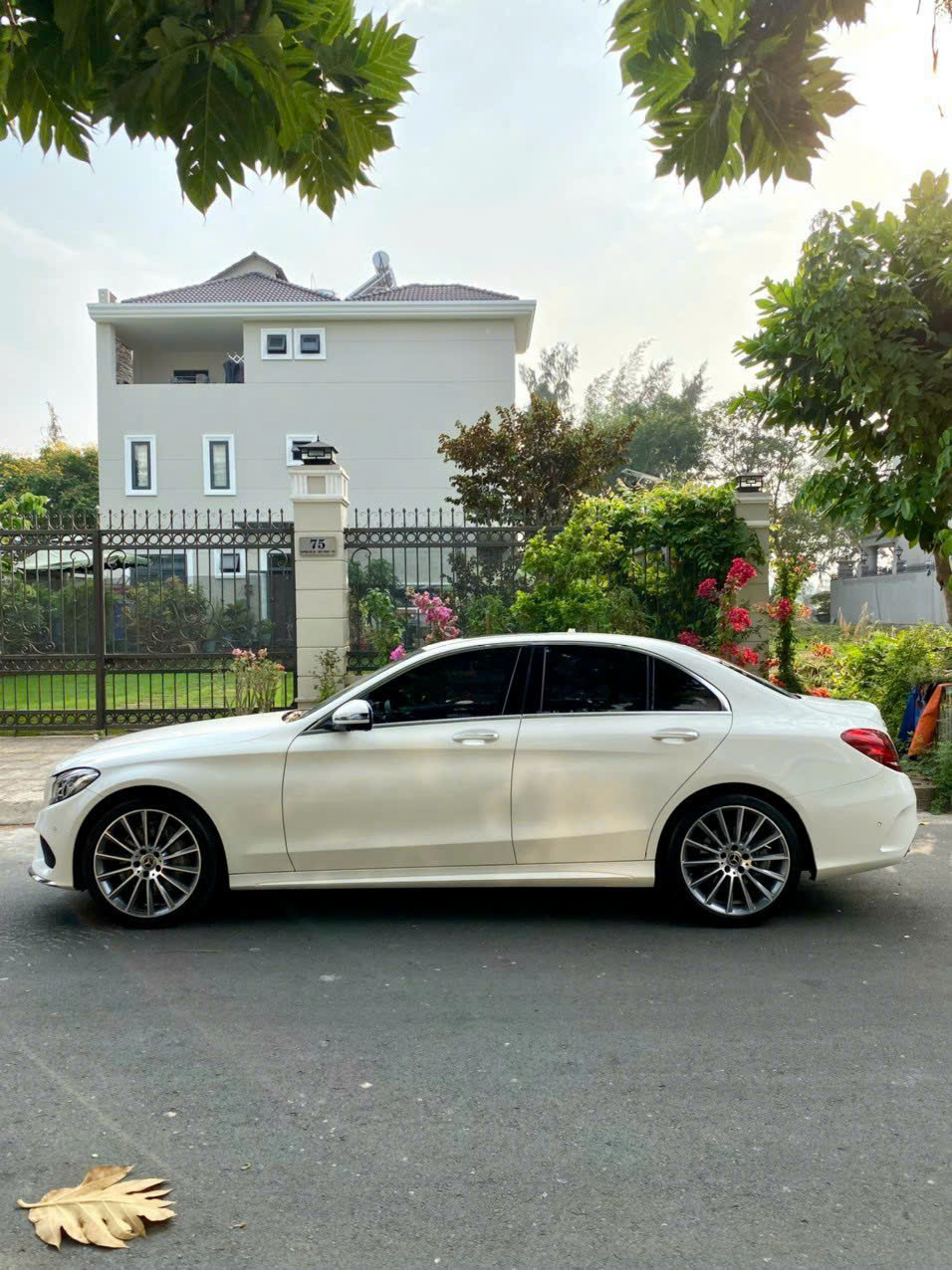 Vì định cư nước ngoài nên khách em cần bán em C300 AMG sx 2018 đi mới 9.000km thôi.