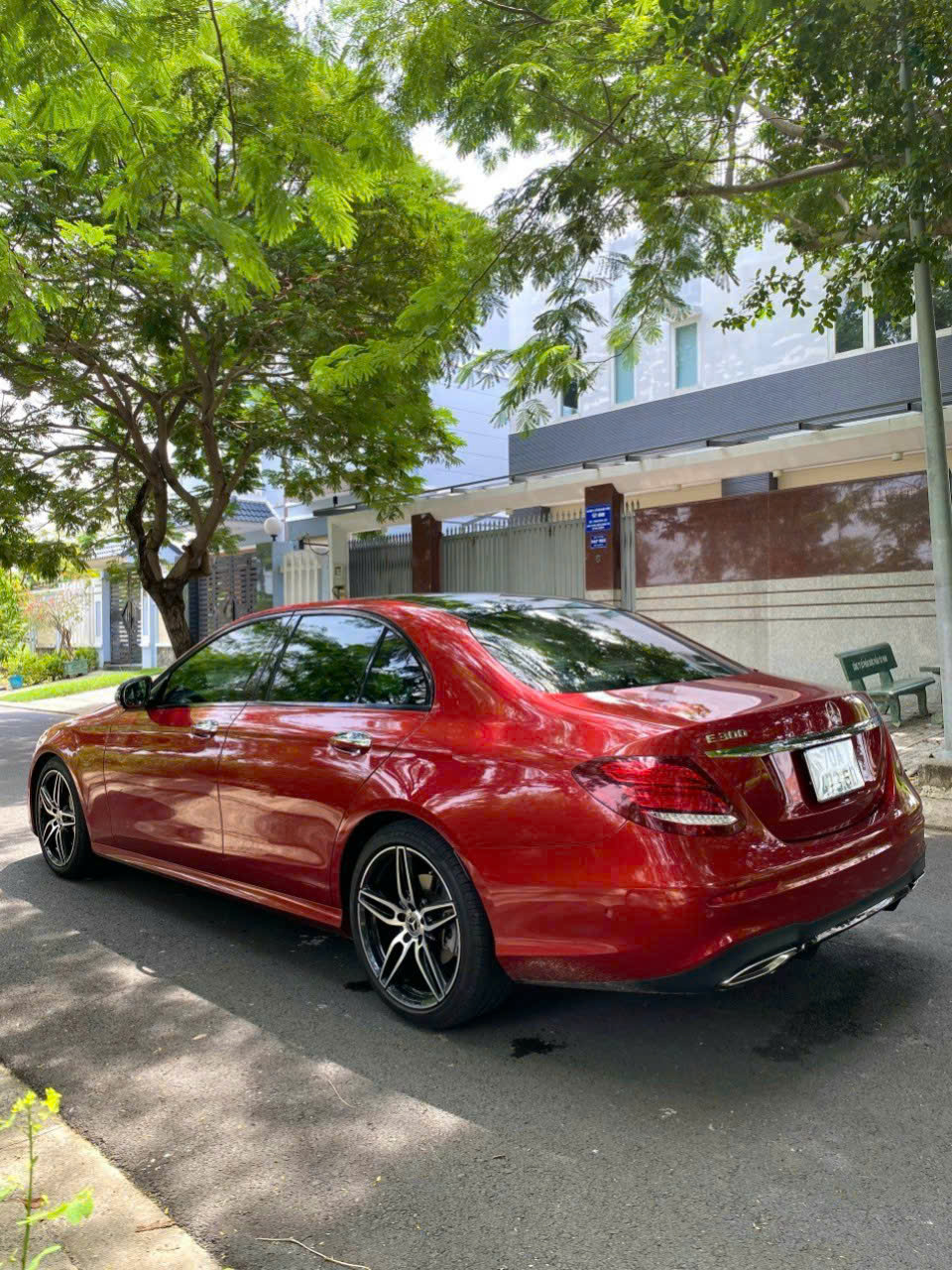 Xe E300 AMG màu đỏ sản xuất 2020. Lăn bánh siêu lướt : 25k km.